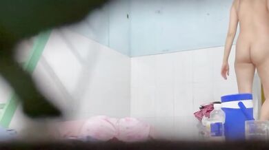 门缝下偷拍邻居家妹子洗完澡赤身裸体出来擦身体,两个奶子圆鼓鼓的,逼逼只有一点毛